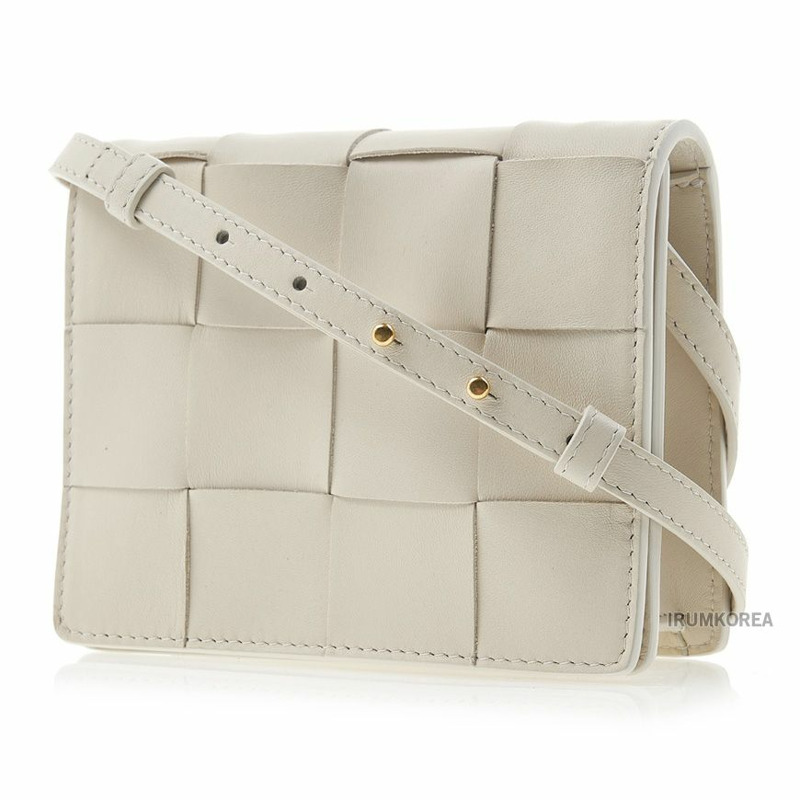 BOTTEGA VENETA 卡帶迷你斜背包-1