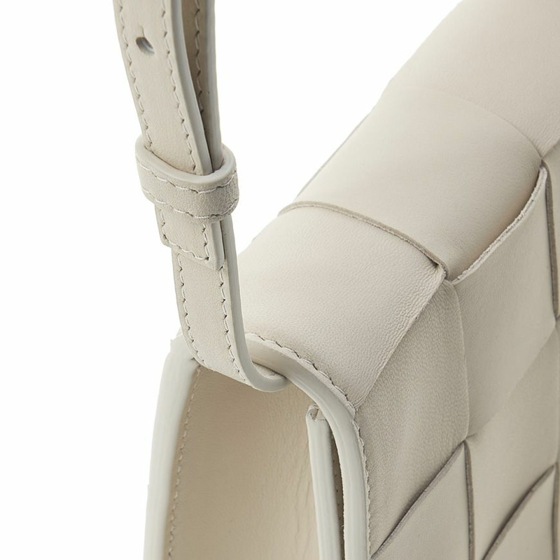 BOTTEGA VENETA 卡帶迷你斜背包-6