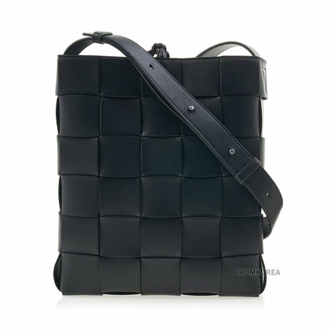 BOTTEGA VENETA 卡帶斜背包