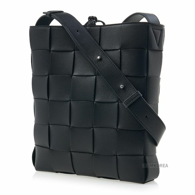 BOTTEGA VENETA 卡帶斜背包-1