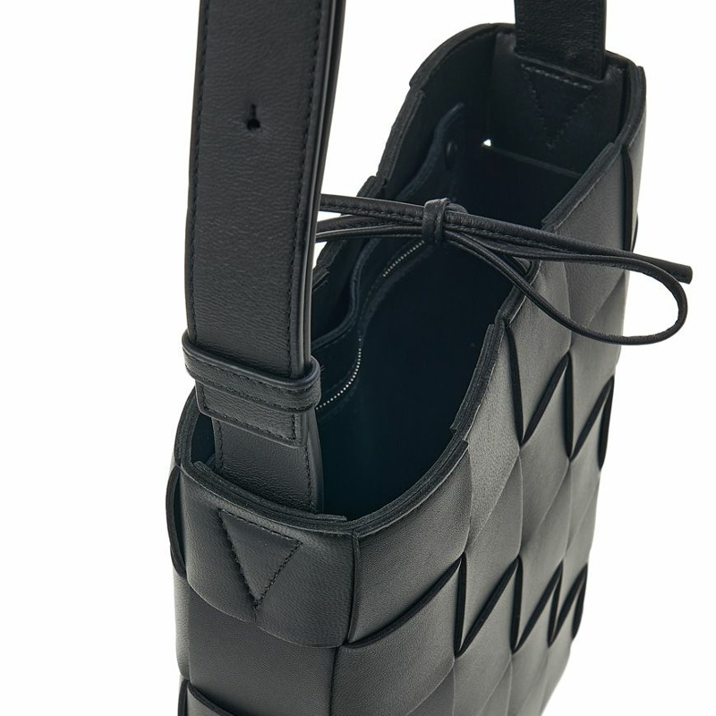 BOTTEGA VENETA 卡帶斜背包-6