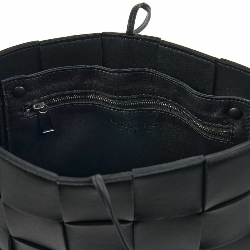 BOTTEGA VENETA 卡帶斜背包-8