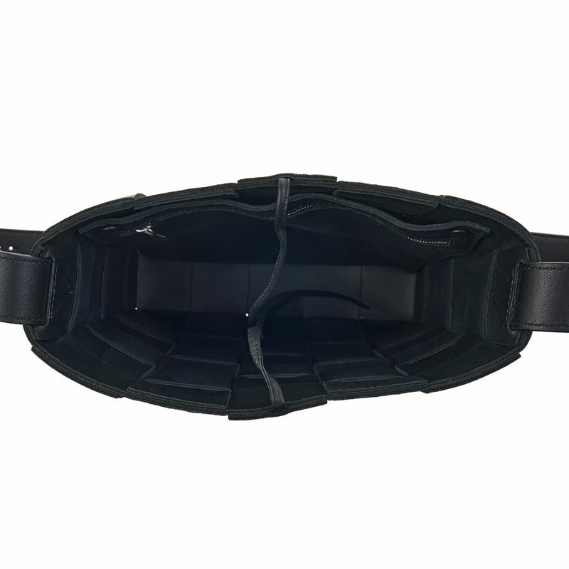 BOTTEGA VENETA 卡帶斜背包-9