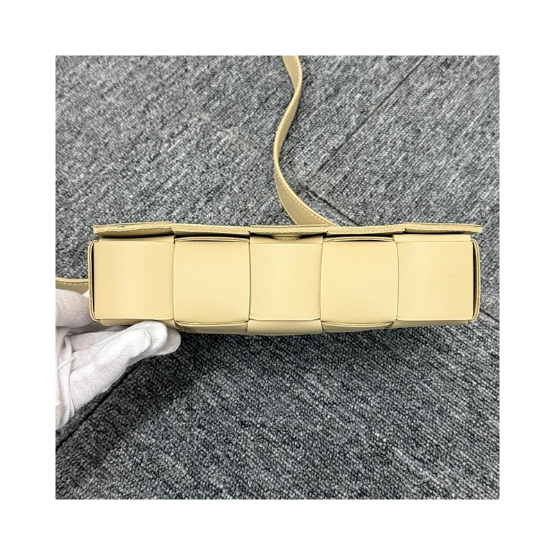 BOTTEGA VENETA 編織 Intrecciato 羊皮斜背卡帶包 Porcini (578004 VMAY1 9776)-4