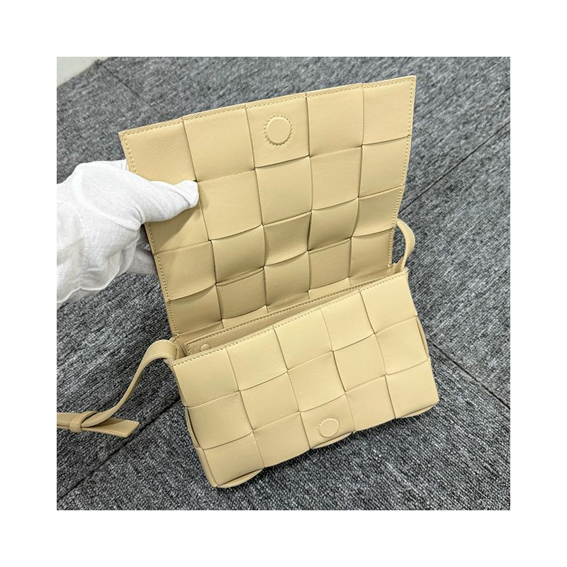 BOTTEGA VENETA 編織 Intrecciato 羊皮斜背卡帶包 Porcini (578004 VMAY1 9776)-5