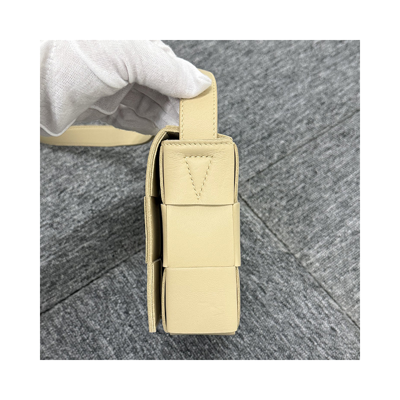 BOTTEGA VENETA 編織 Intrecciato 羊皮斜背卡帶包 Porcini (578004 VMAY1 9776)-15