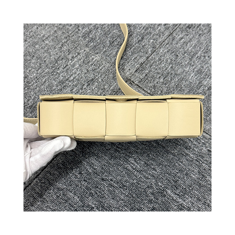 BOTTEGA VENETA 編織 Intrecciato 羊皮斜背卡帶包 Porcini (578004 VMAY1 9776)-16