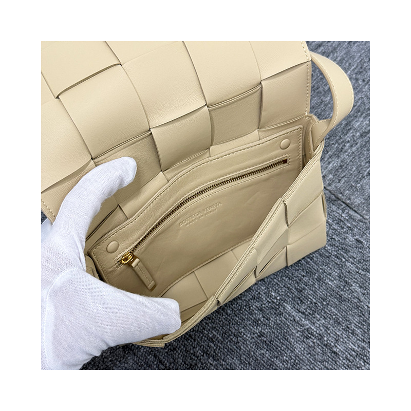 BOTTEGA VENETA 編織 Intrecciato 羊皮斜背卡帶包 Porcini (578004 VMAY1 9776)-18