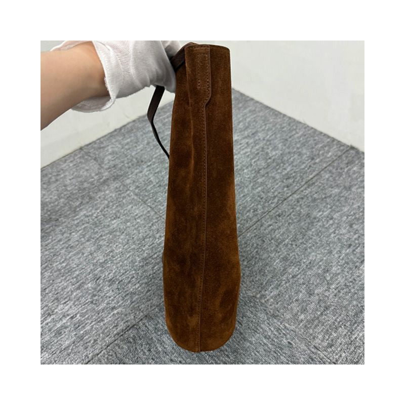 CELINE Triomphe 壓花絨面小牛皮水桶包 棕色 194953FGU 19BR-3