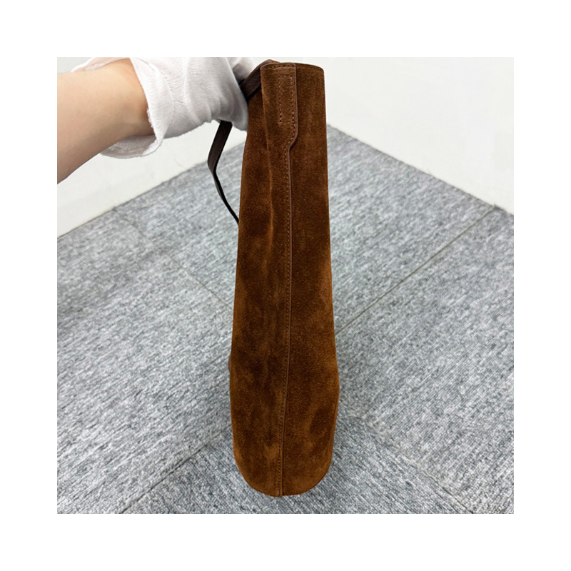 CELINE Triomphe 壓花絨面小牛皮水桶包 棕色 194953FGU 19BR-13