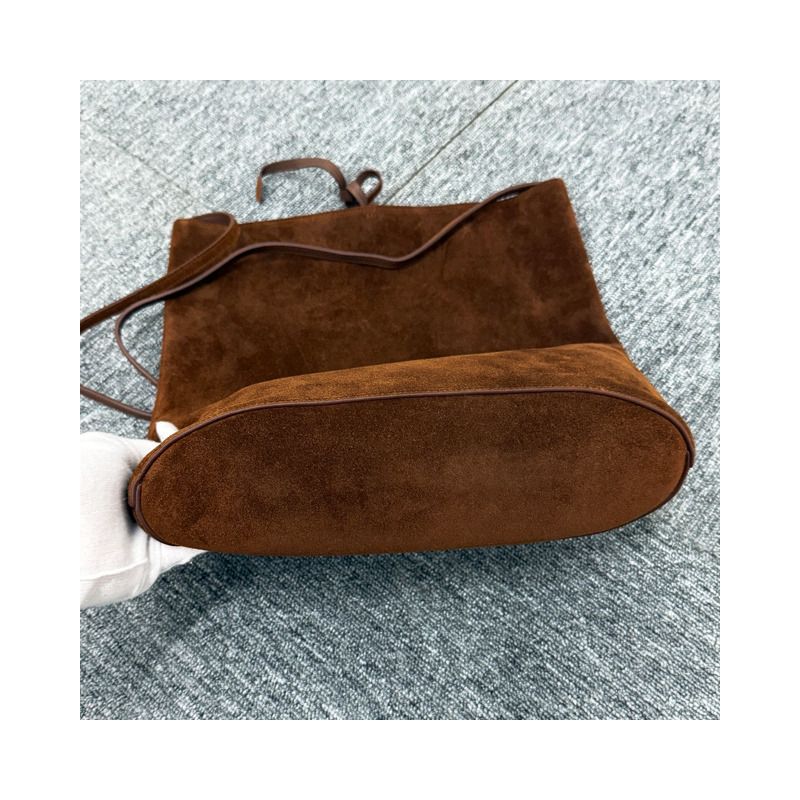 CELINE Triomphe 壓花絨面小牛皮水桶包 棕色 194953FGU 19BR-14