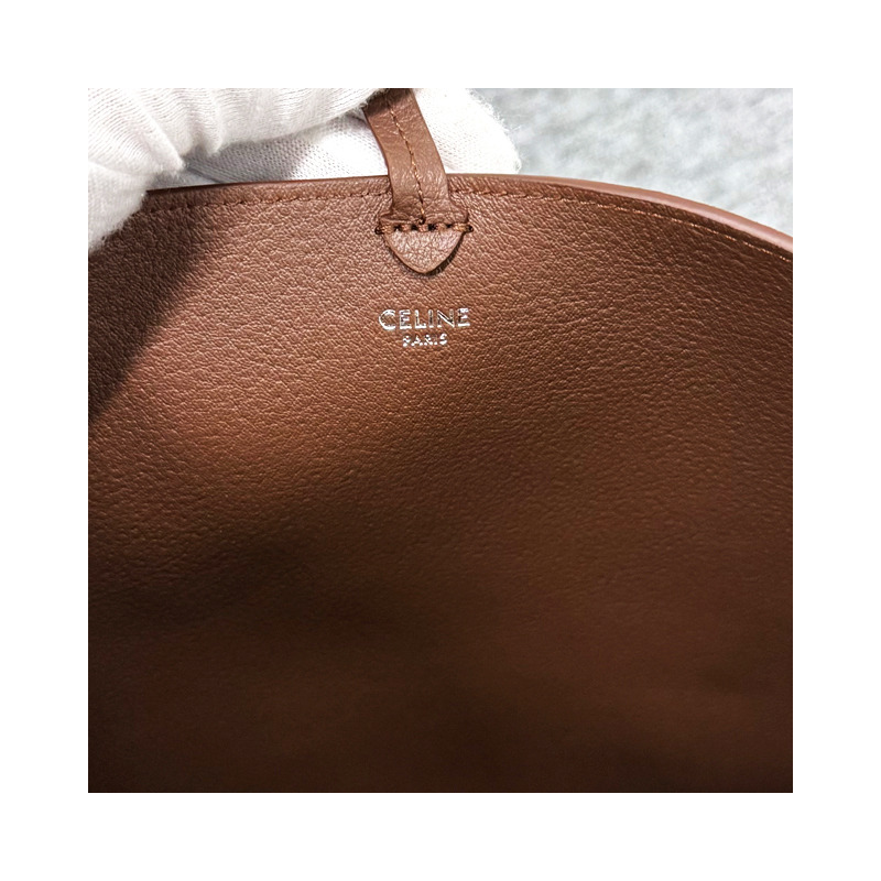 CELINE Triomphe 壓花絨面小牛皮水桶包 棕色 194953FGU 19BR-16