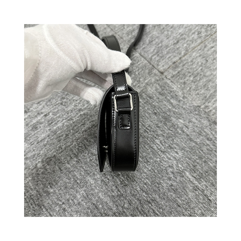 CELINE 小型 Triomphe 亮面小牛皮斜挎包-15