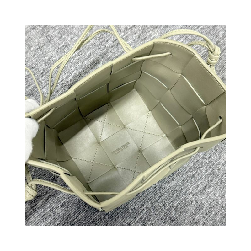 BOTTEGA VENETA Bottega Veneta Intrecciato 編織盒式水桶包 小號石灰華 (680218 VCQC4 2916)-3