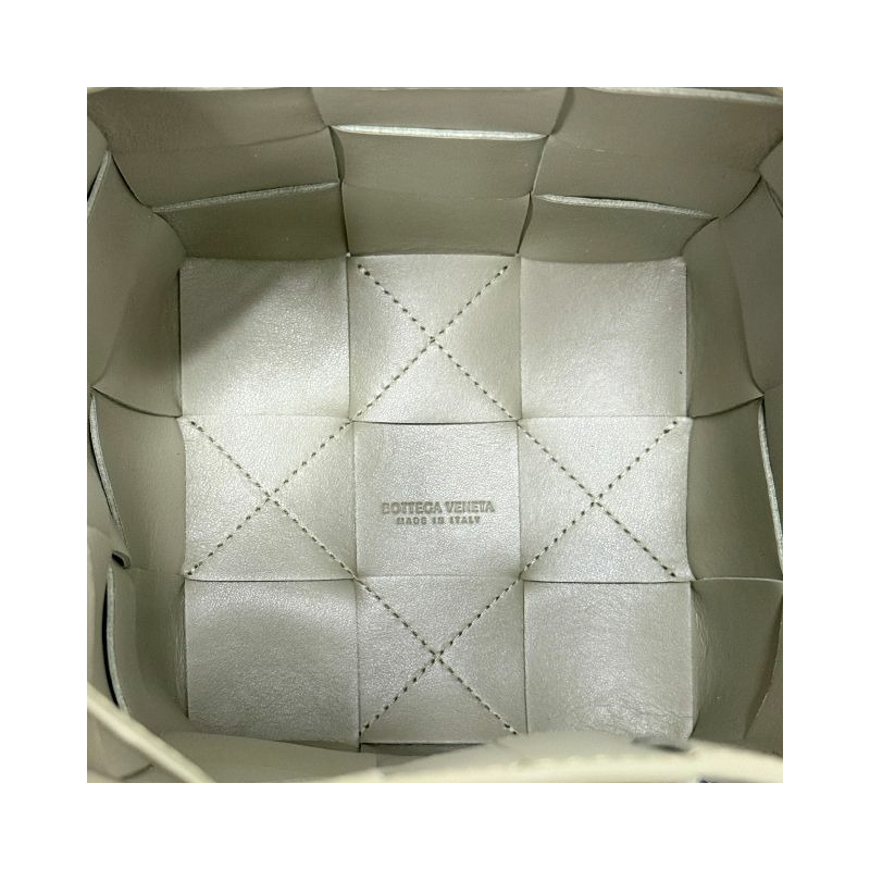 BOTTEGA VENETA Bottega Veneta Intrecciato 編織盒式水桶包 小號石灰華 (680218 VCQC4 2916)-4