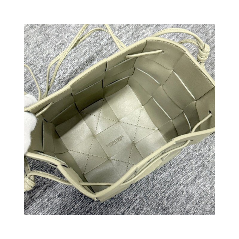 BOTTEGA VENETA Bottega Veneta Intrecciato 編織盒式水桶包 小號石灰華 (680218 VCQC4 2916)-12