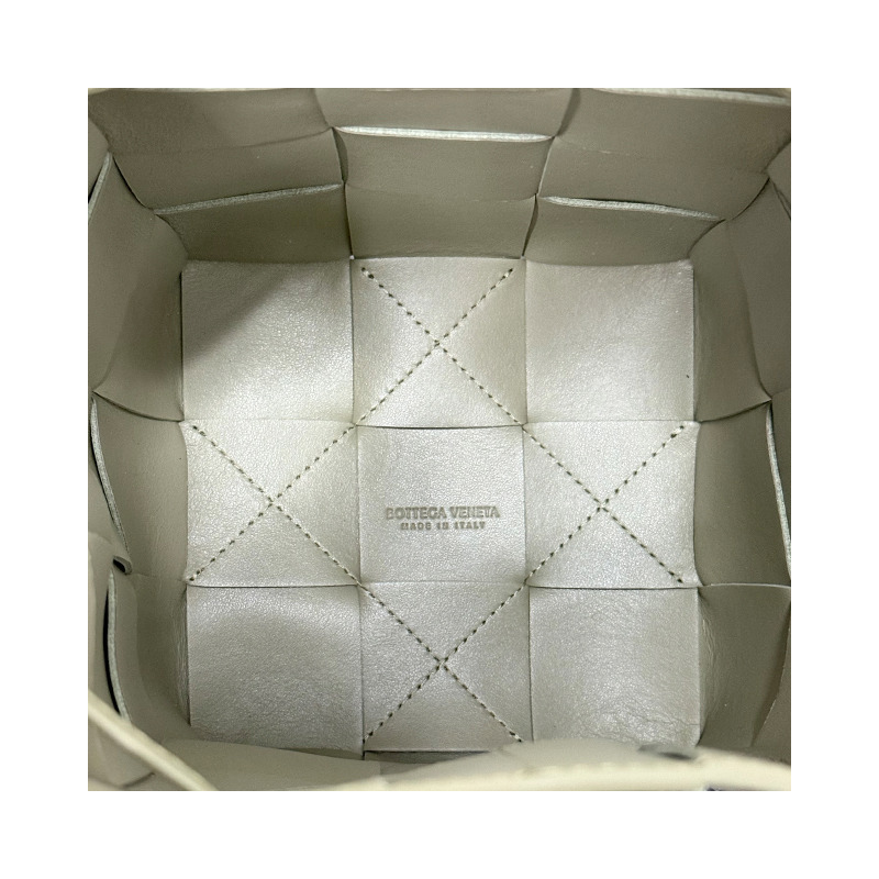 BOTTEGA VENETA Bottega Veneta Intrecciato 編織盒式水桶包 小號石灰華 (680218 VCQC4 2916)-13