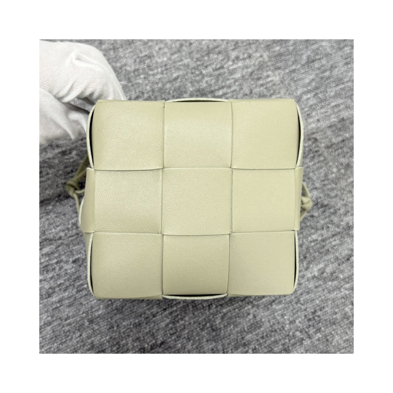 BOTTEGA VENETA Bottega Veneta Intrecciato 編織盒式水桶包 小號石灰華 (680218 VCQC4 2916)-14