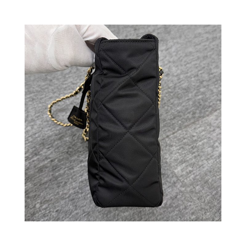 PRADA 1995 年復刻版三角標誌中型尼龍手提包-16