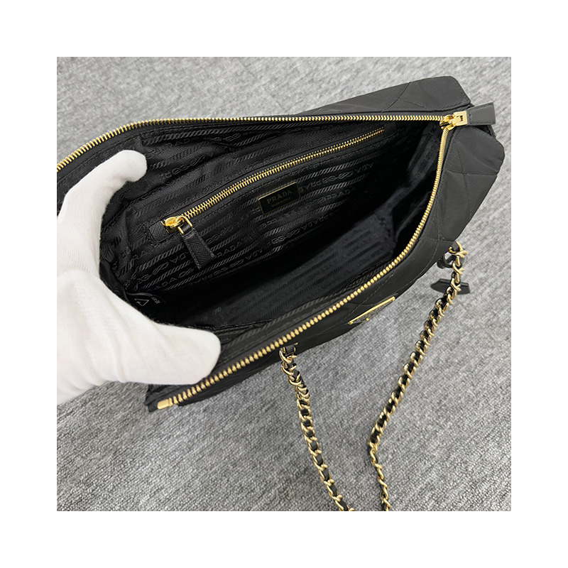 PRADA 1995 年復刻版三角標誌中型尼龍手提包-18