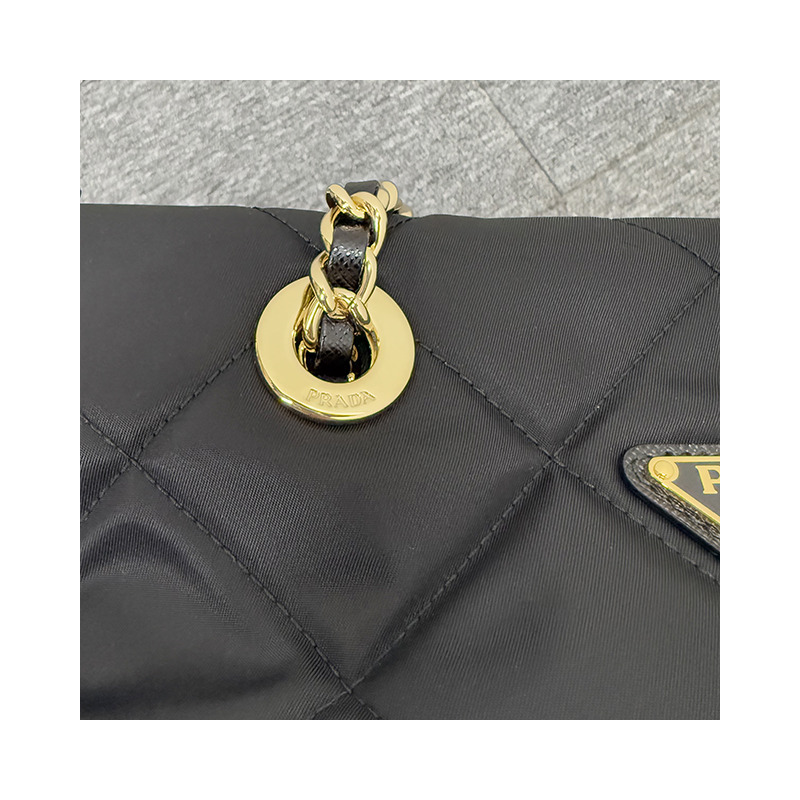 PRADA 1995 年復刻版三角標誌中型尼龍手提包-22