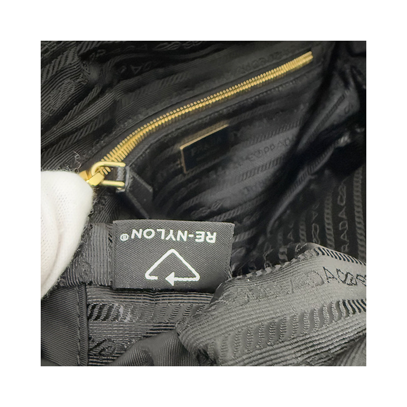 PRADA 1995 年復刻版三角標誌中型尼龍手提包-23