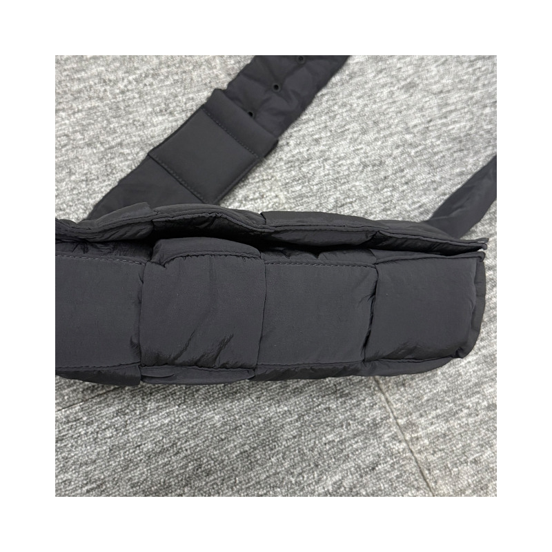 BOTTEGA VENETA Bottega Veneta Intrecciato 編織軟墊高科技卡式包-16