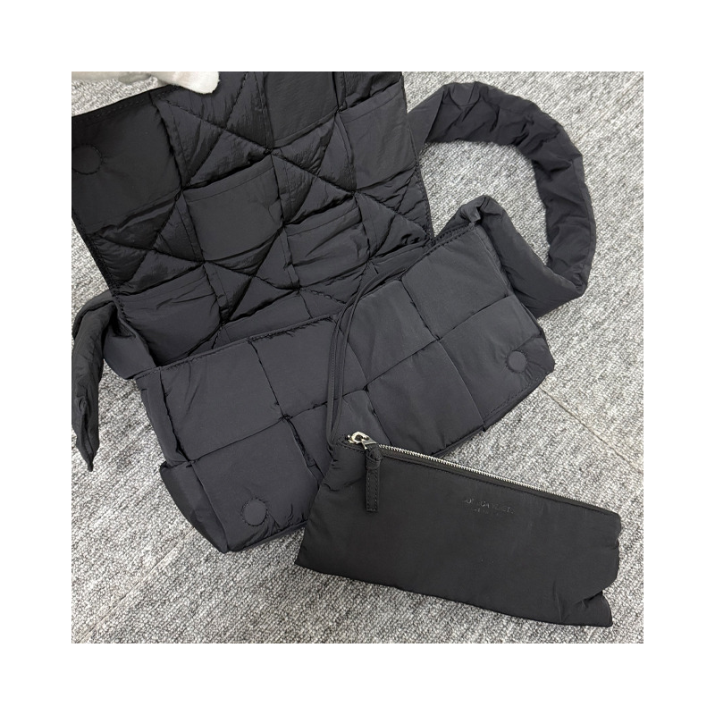 BOTTEGA VENETA Bottega Veneta Intrecciato 編織軟墊高科技卡式包-17