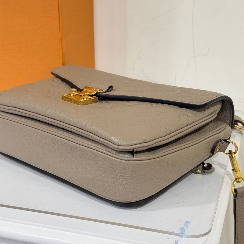 #大全配🈶購證 #櫃上在售近🔟 Lv Pochette Métis大象灰牛皮壓紋郵差包 芯片款-8