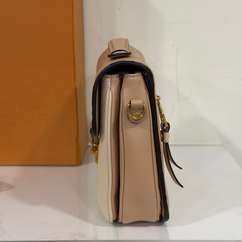 #全新帶膜 #全配🈶購證 #專櫃近🔟萬 Lv Pochette Métis牛皮壓紋郵差包-5