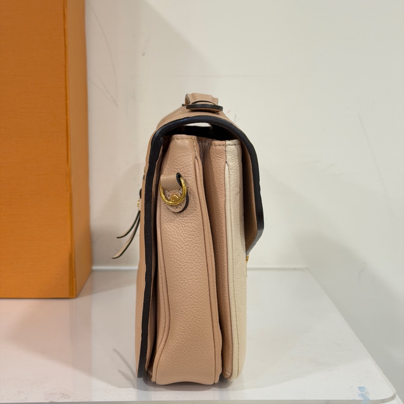 #全新帶膜 #全配🈶購證 #專櫃近🔟萬 Lv Pochette Métis牛皮壓紋郵差包-7