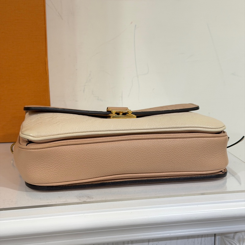 #全新帶膜 #全配🈶購證 #專櫃近🔟萬 Lv Pochette Métis牛皮壓紋郵差包-8