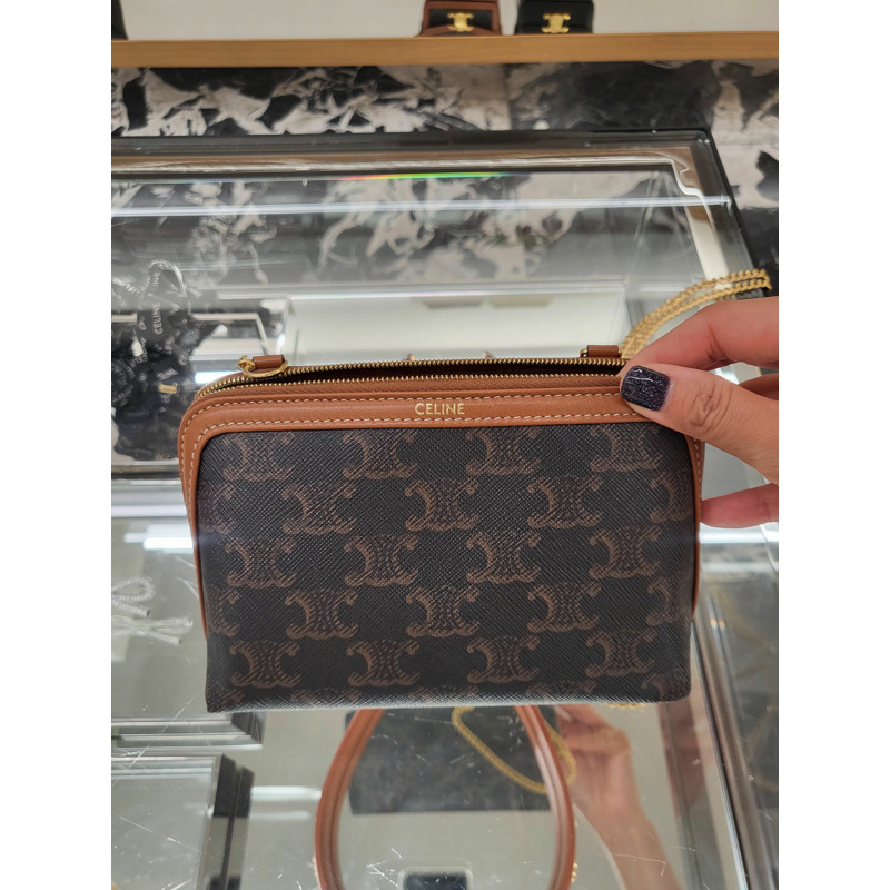 CELINE Triomphe 鏈條迷你手拿包棕色 10E382CBX-0