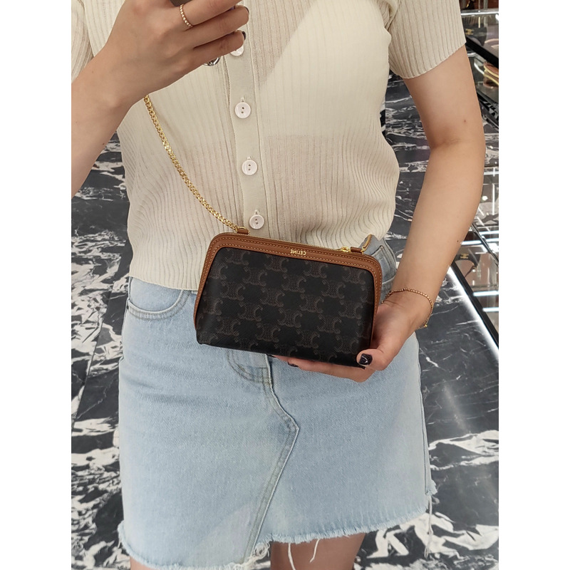 CELINE Triomphe 鏈條迷你手拿包棕色 10E382CBX-1