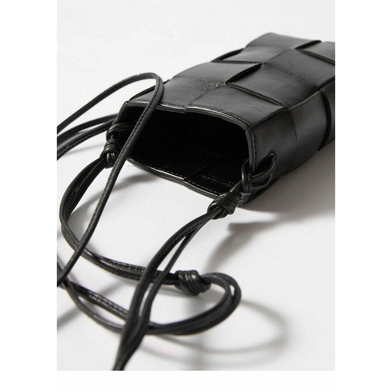 BOTTEGA VENETA 黑色卡帶手機袋 730541VCQC4-1