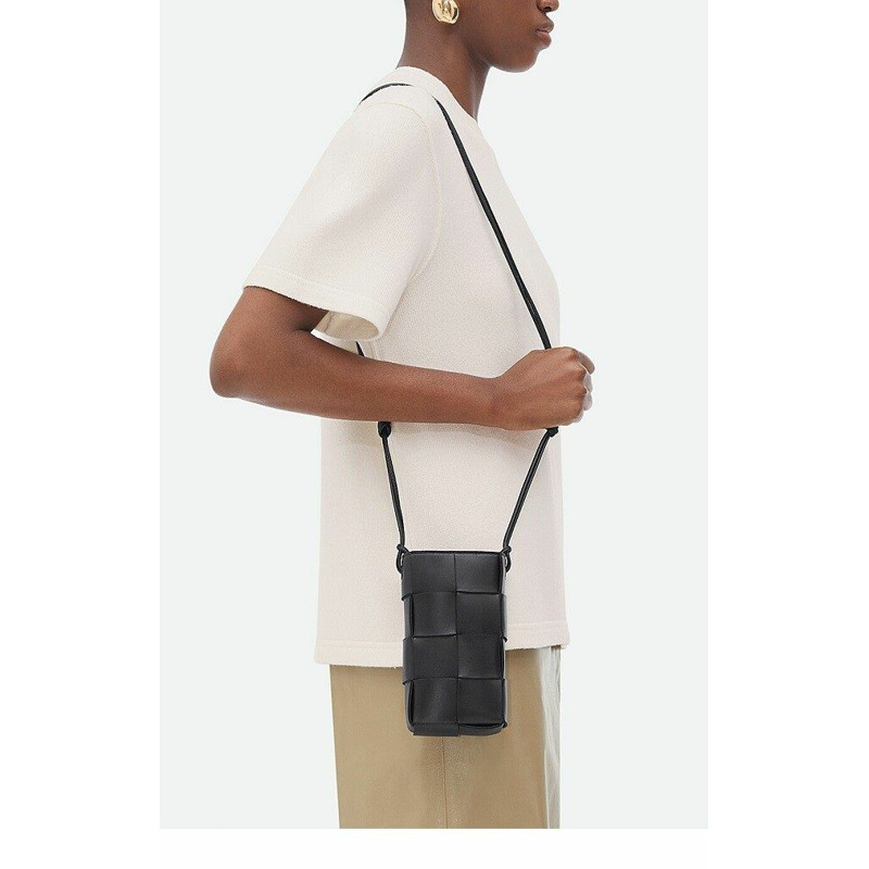 BOTTEGA VENETA 黑色卡帶手機袋 730541VCQC4-4