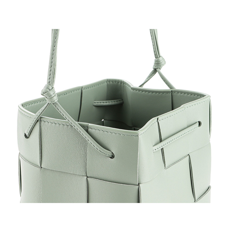 BOTTEGA VENETA 女士卡帶斜背包-10