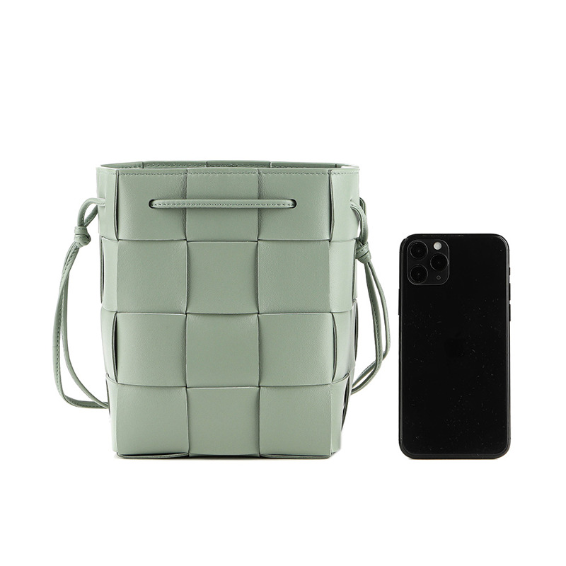 BOTTEGA VENETA 女士卡帶斜背包-16