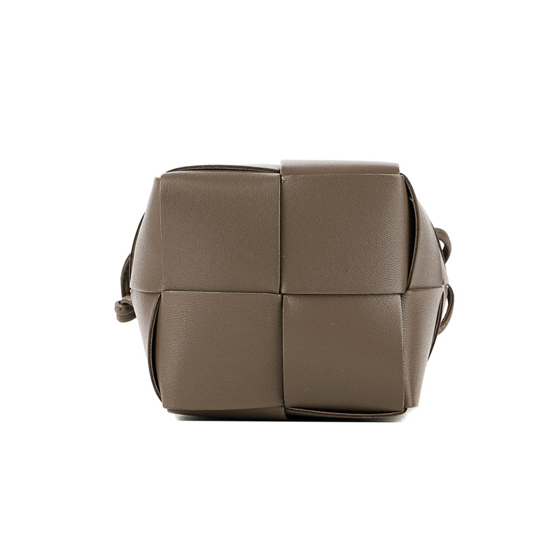 BOTTEGA VENETA (680217 VCQC4)女士卡帶斜挎包-8