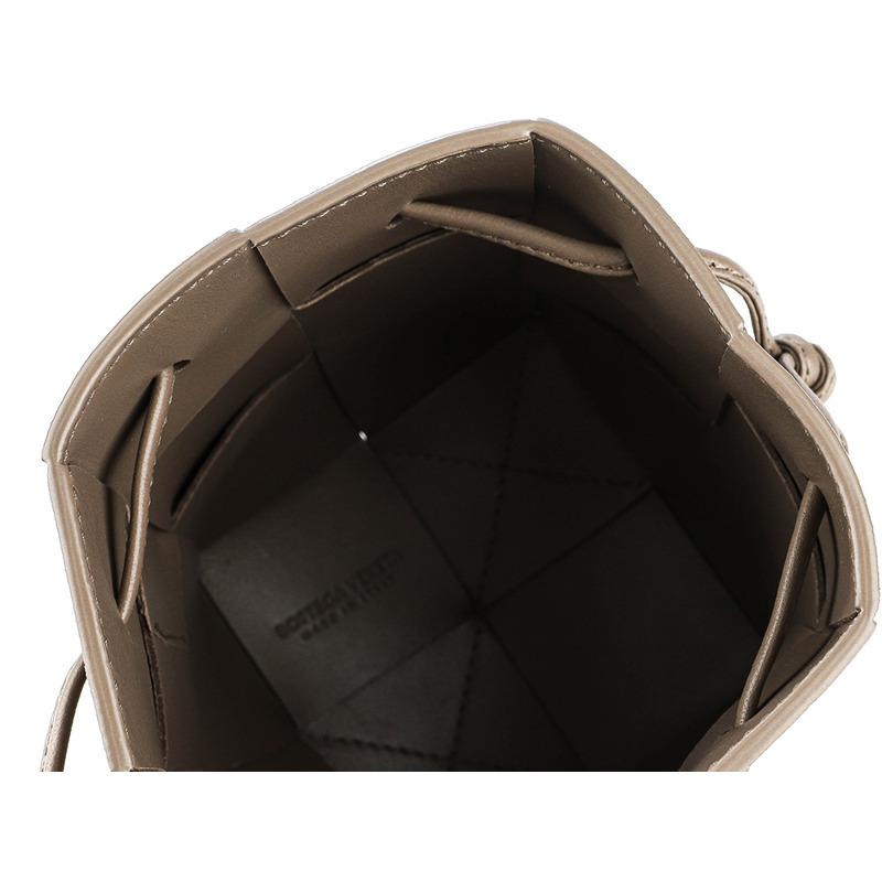 BOTTEGA VENETA (680217 VCQC4)女士卡帶斜挎包-13