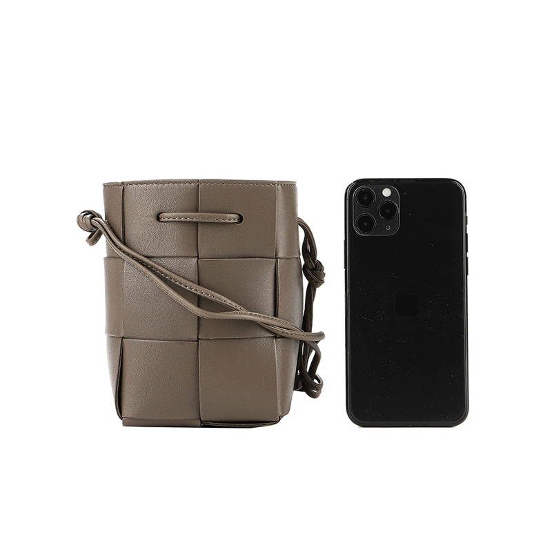 BOTTEGA VENETA (680217 VCQC4)女士卡帶斜挎包-16