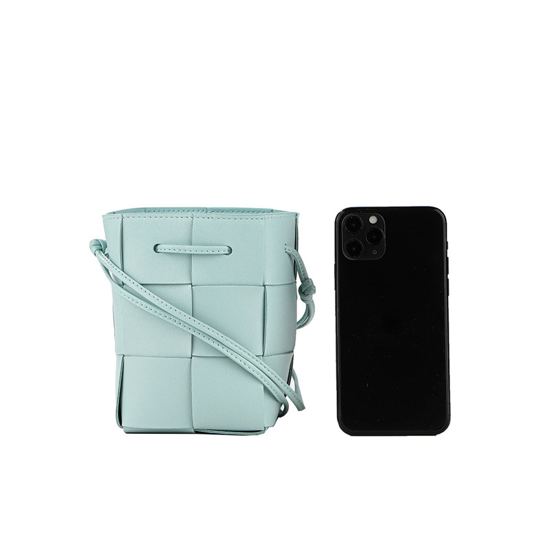 BOTTEGA VENETA 女士卡帶斜背包-16