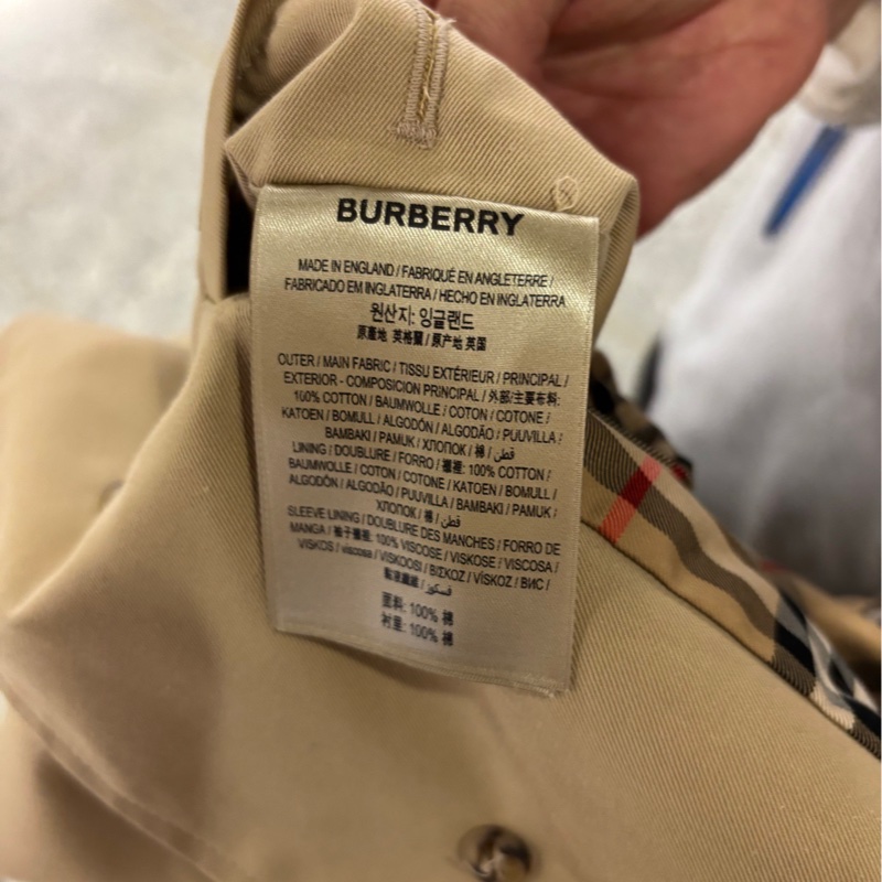 Burberry博柏利/巴寶莉女款卡姆登經典版型中長風衣，卡其色 蜂蜜色 UK6 38碼 中大尺碼 閒置成色 有吊牌 上身特別好看-4