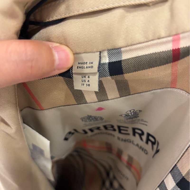 Burberry博柏利/巴寶莉女款卡姆登經典版型中長風衣，卡其色 蜂蜜色 UK6 38碼 中大尺碼 閒置成色 有吊牌 上身特別好看-5