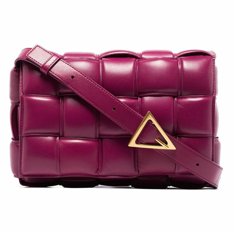 BOTTEGA VENETA Maxi Intrecciato 卡式有襯墊斜背包 23FW 591970 VCQR1-0