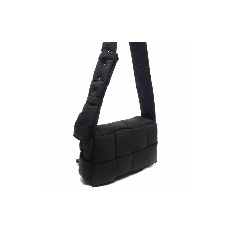 BOTTEGA VENETA Padding Tech Cassette 斜背包 黑色 749878 VBO81-7