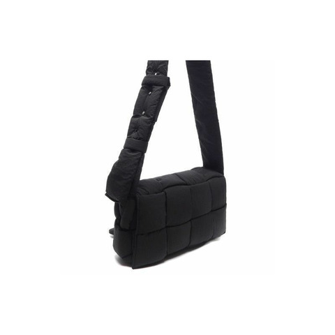 BOTTEGA VENETA Padding Tech Cassette 斜背包 黑色 749878 VBO81