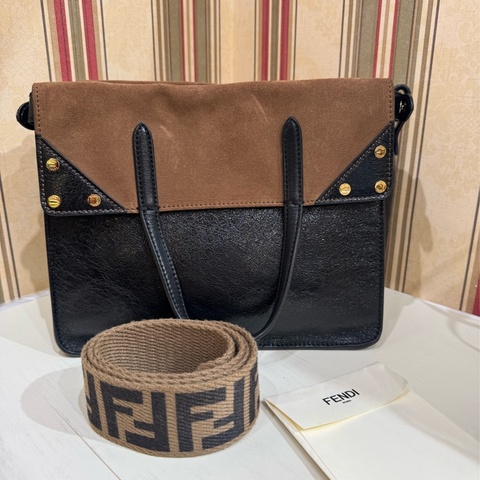 FENDI 麂皮拼油臘皮，大logo肩帶