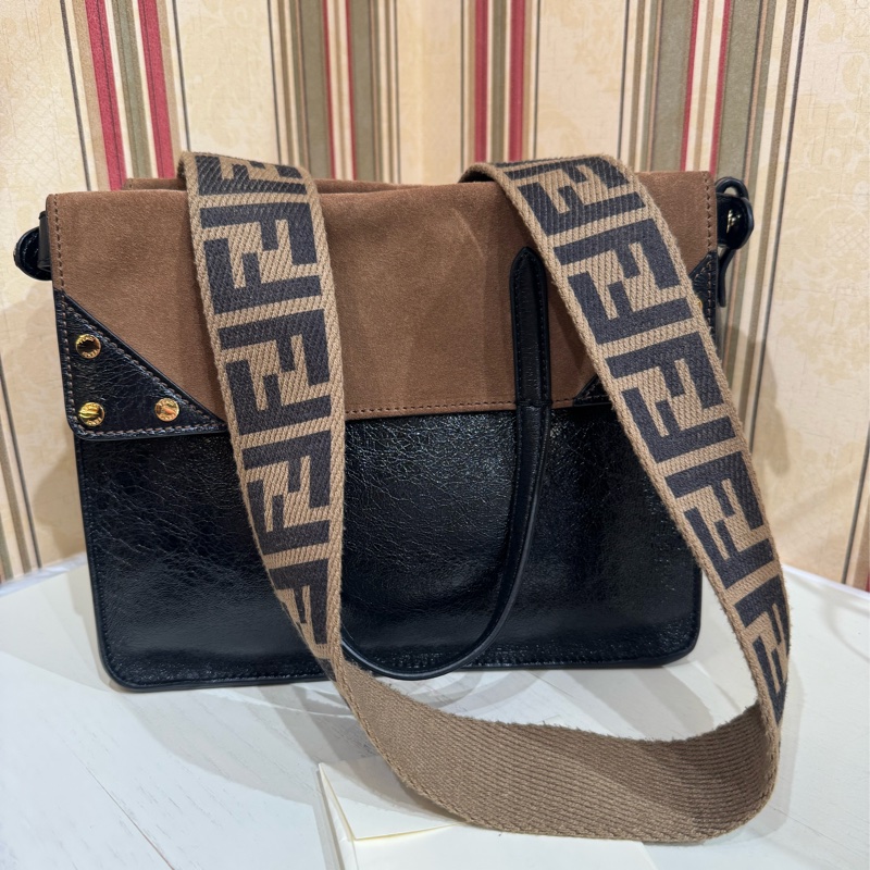 FENDI 麂皮拼油臘皮，大logo肩帶-1