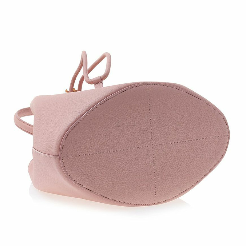 BURBERRY 灰色皮革小號抽繩水桶包 A36-4